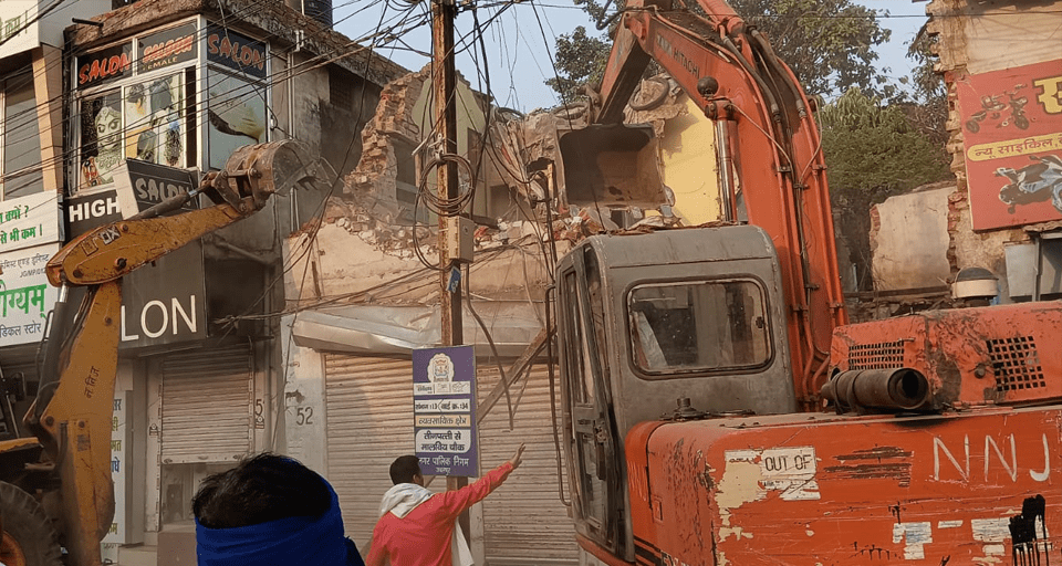 जबलपुर: जर्जर व खतरनाक भवनों को ढहाया गया, हाईकोर्ट के आदेशों के परिपालन में हुई तोड़ने की कार्रवाई