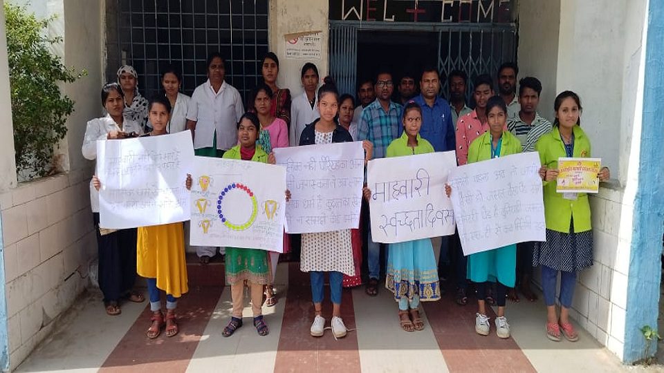 डिंडौरी:- अंतरराष्ट्रीय माहवारी स्वच्छता दिवस के अवसर पर सामुदायिक स्वास्थ्य केंद्र अमरपुर में महिलाओं को किया गया जागरूक