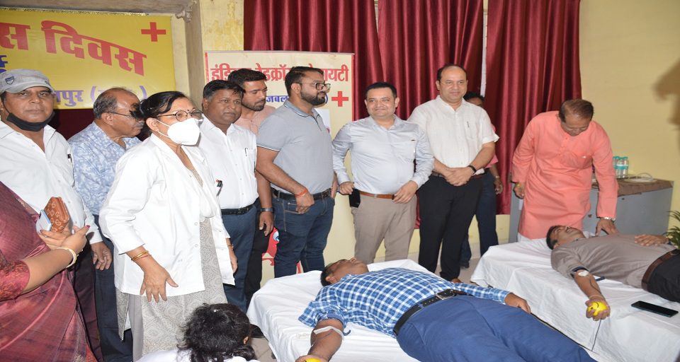 जबलपुर: विश्व रेडक्रॉस दिवस पर रक्तदान एवं स्वास्थ्य शिविर आयोजित, कलेक्टर ने भी किया रक्तदान