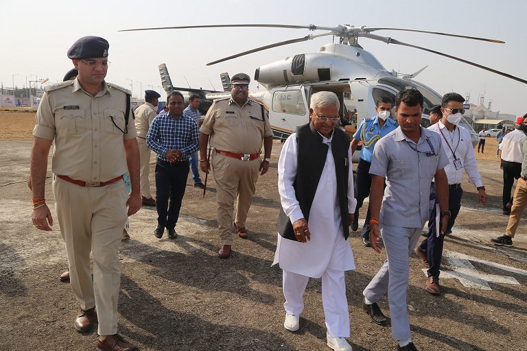 जबलपुर: राज्यपाल भोपाल रवाना, डुमना विमानतल पर अधिकारियों ने दी बिदाई