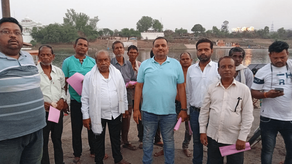 जबलपुर: नर्मदा के अस्तित्व बचाने बाटा पर्चा, राजीव गांधी पंचायती राज संगठन ने ग्वारीघाट से किया जनजागरण प्रारंभ
