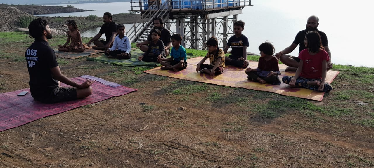 डिंडौरी: बिलगांव जलाशय मध्यम परियोजना बिलगड़ा बांध में 06 दिवसीय निःशुल्क योग ध्यान शिविर का शुभारंभ