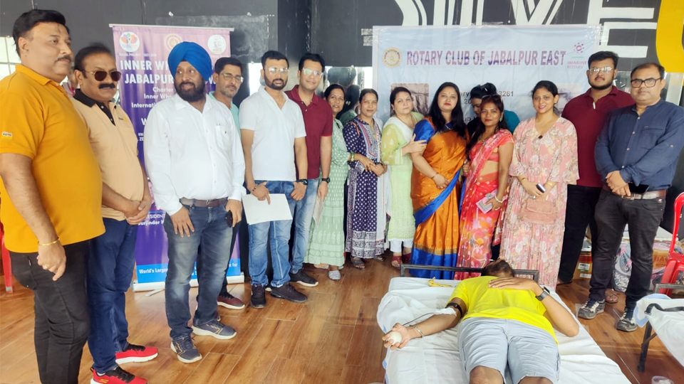 जबलपुर: रोटरी क्लब जबलपुर ईस्ट सदस्यों ने किया रक्तदान